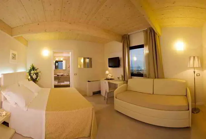 Ferretti 4*
