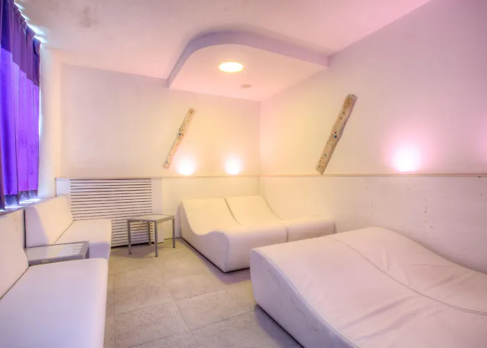 Ferretti 4*