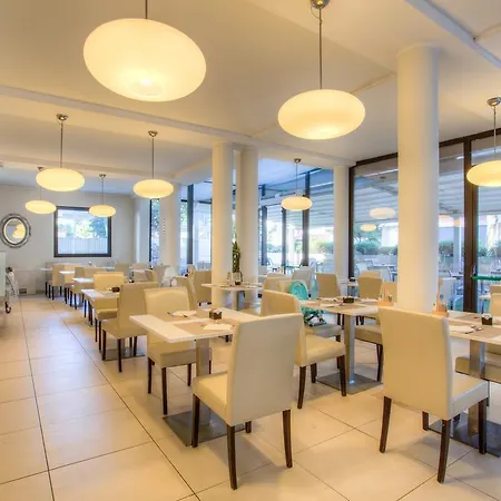 Ferretti 4* רימיני