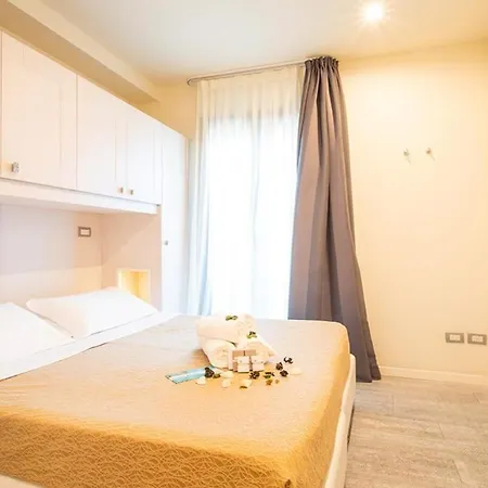 Ferretti 4*