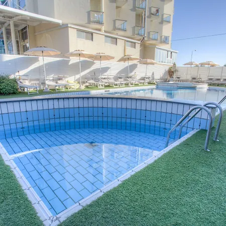 Ferretti 4*