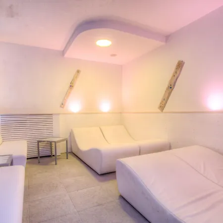 Ferretti 4*