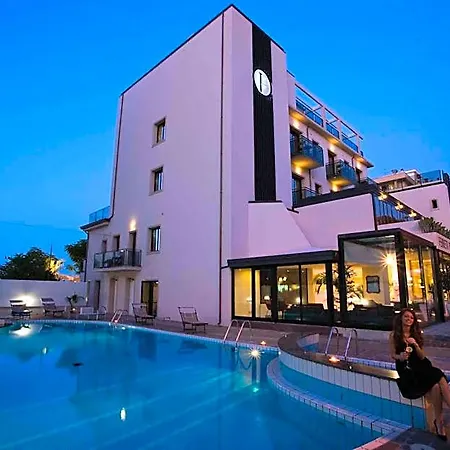 Ferretti 4*