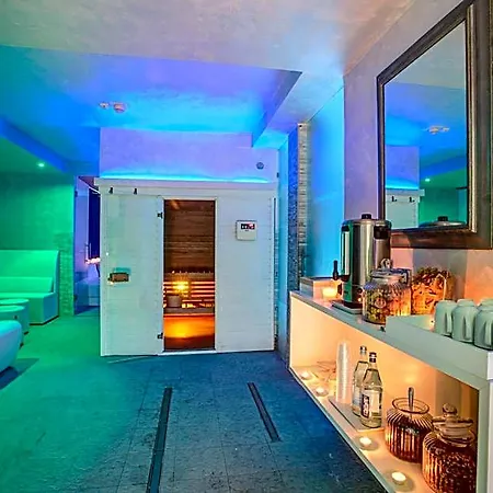 Ferretti 4*