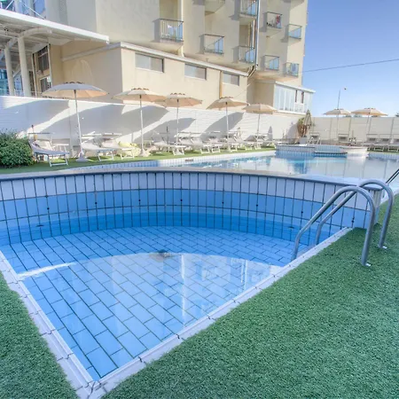 Ferretti 4* רימיני